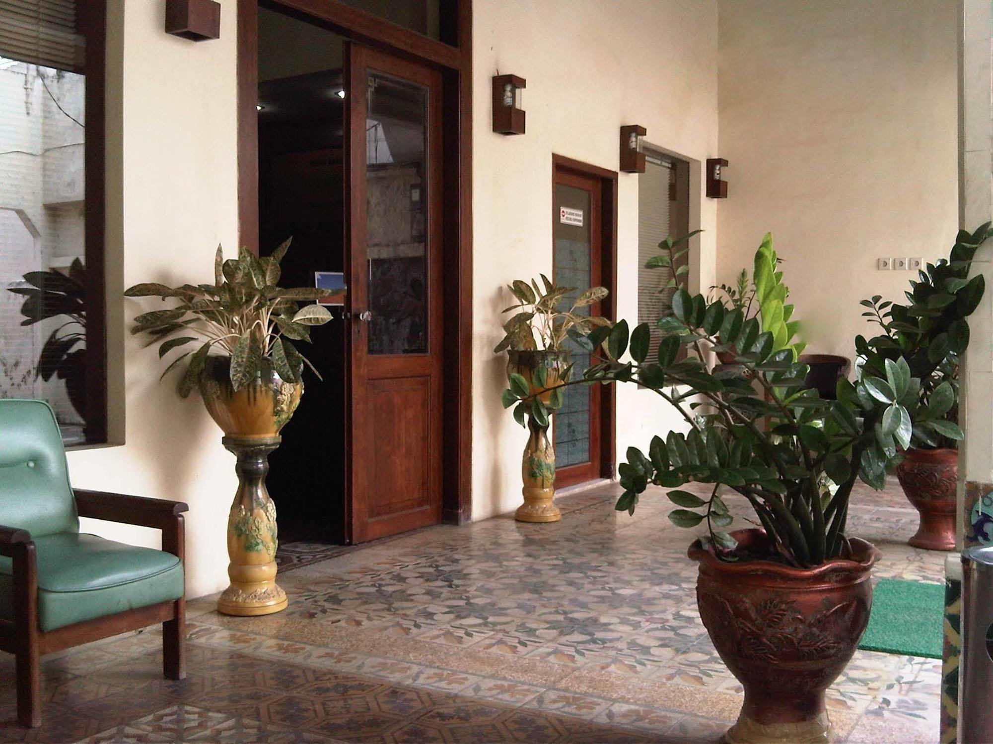 סוראבאיה Hotel Keluarga Djagalan Raya מראה חיצוני תמונה