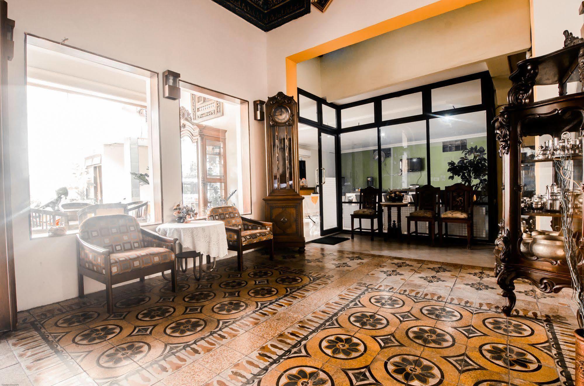 סוראבאיה Hotel Keluarga Djagalan Raya מראה חיצוני תמונה
