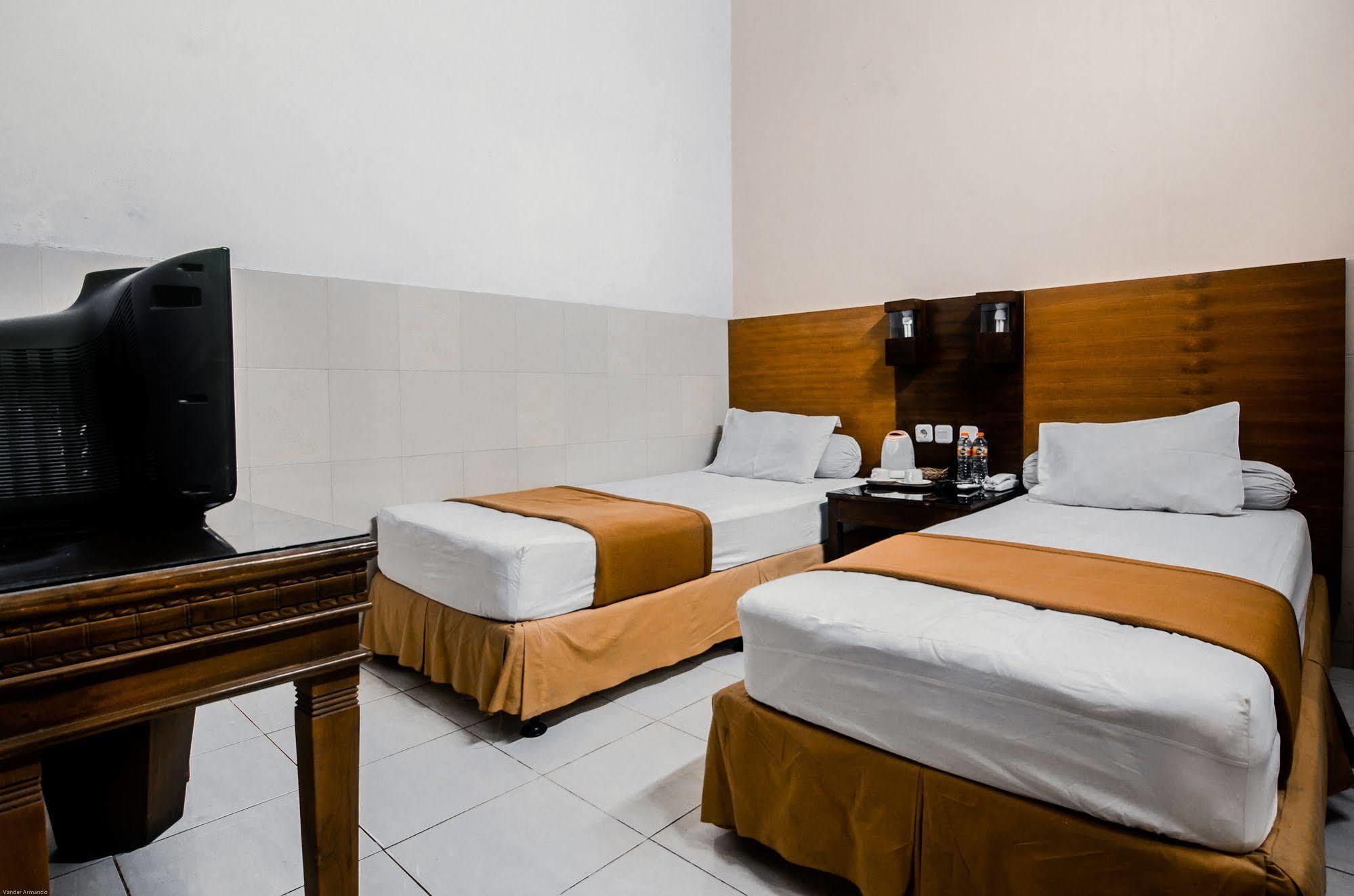 סוראבאיה Hotel Keluarga Djagalan Raya מראה חיצוני תמונה